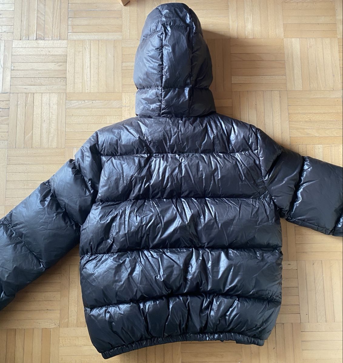 Giacche: Schwarze Jacke mit Kapuze – Nuovo (secondo la descrizione) da Sarnen venduto da Paris99 1