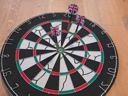 Dartscheibe mit 3 Dartpfeilen, ungebraucht!