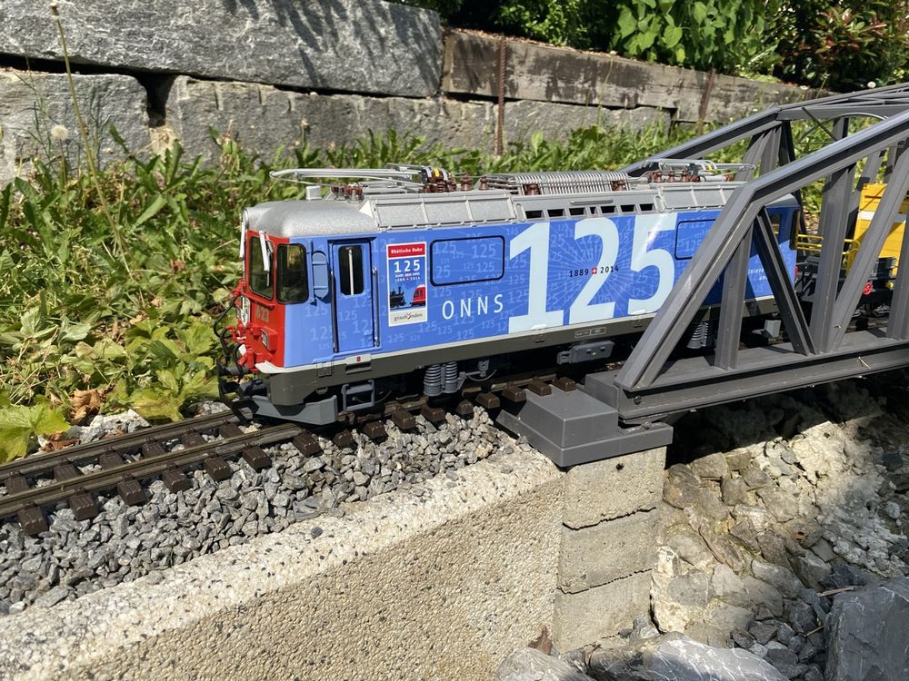 RhB Ge 4/4 II 617 mit Werbung für 50 Jahre LGB am 20. April 2018 mit einem RE Scuol-Tarasp