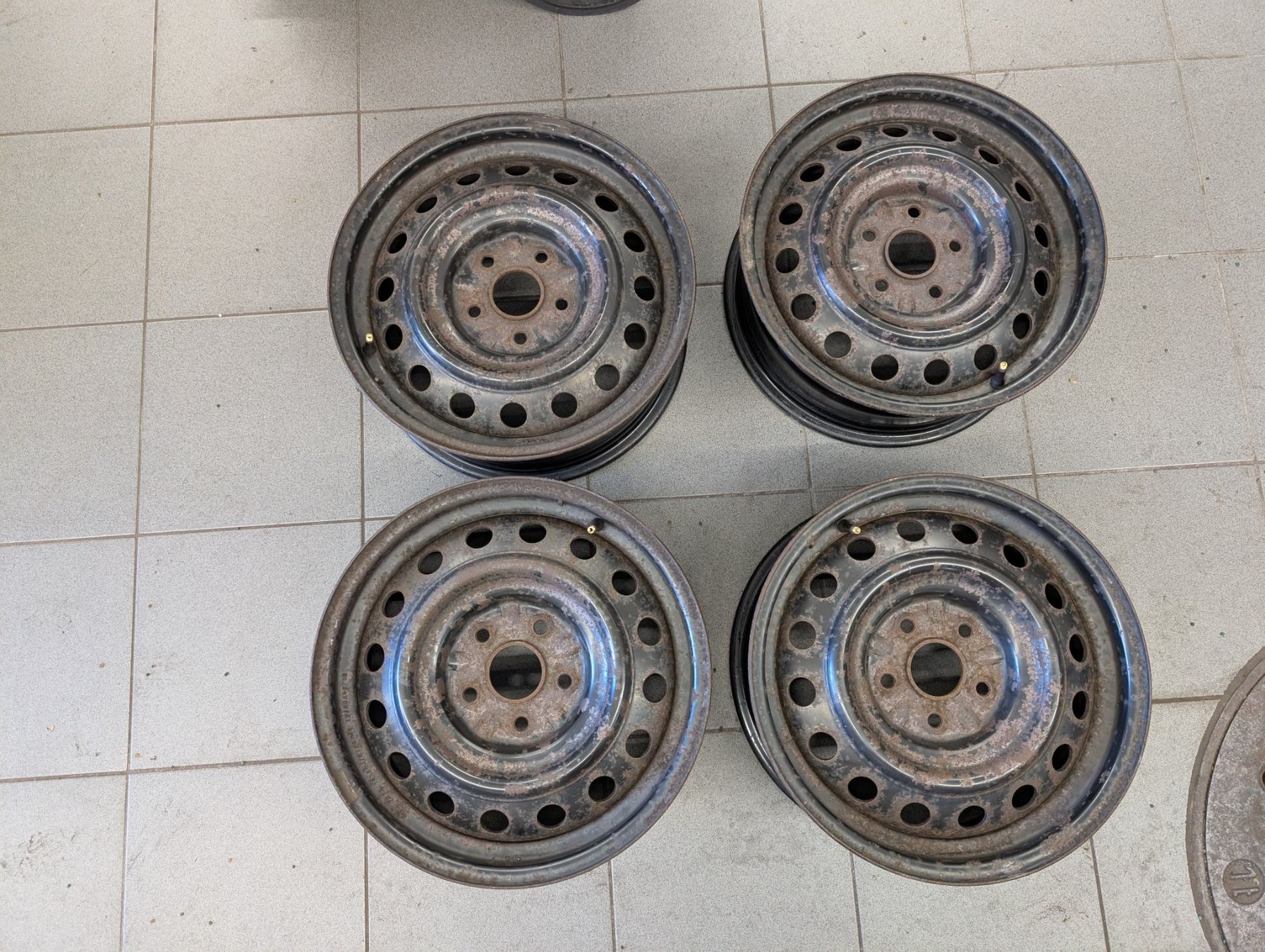 Toyota Cerchioni: Stahlfelgen Original Toyota mit  Originalmuttern – Usato da Baar venduto da Rbelcanto 3