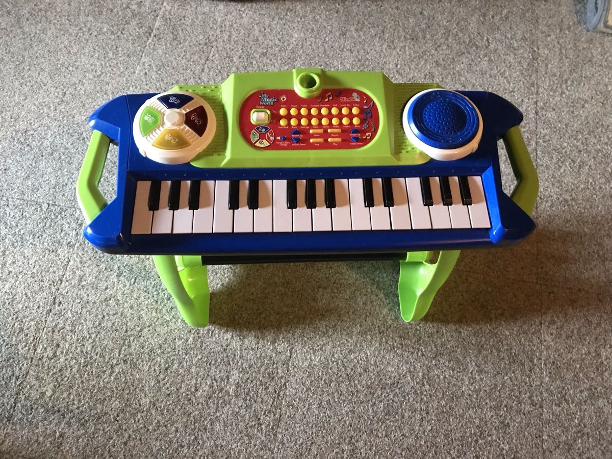 Jouets: Kinder Keyboard mit Ständer – D'occasion à Hemmental par dwa_5ghn