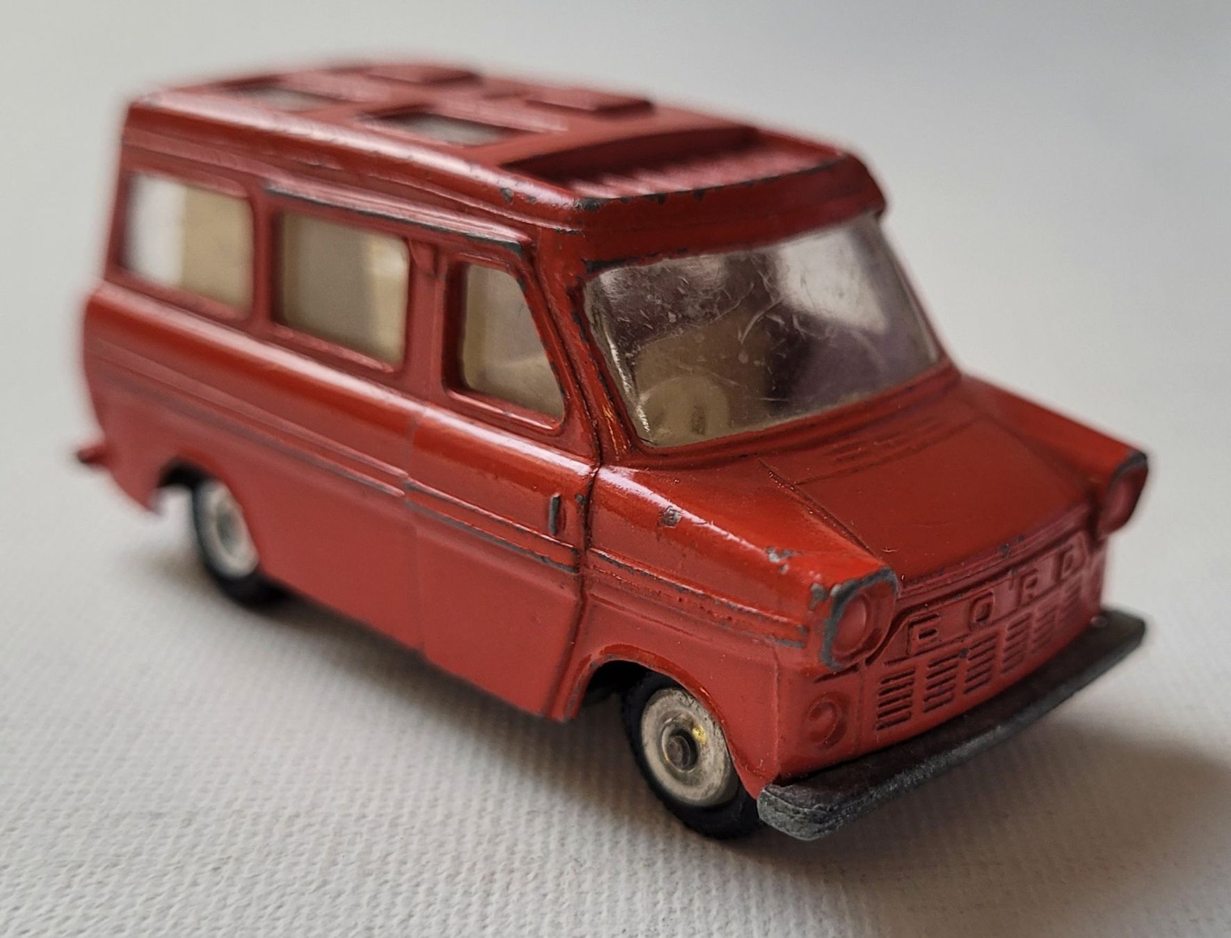 Voitures modèles: FORD TRANSIT CARAVAN 600 – HUSKY – Défectueux à Neftenbach par Mador6 3