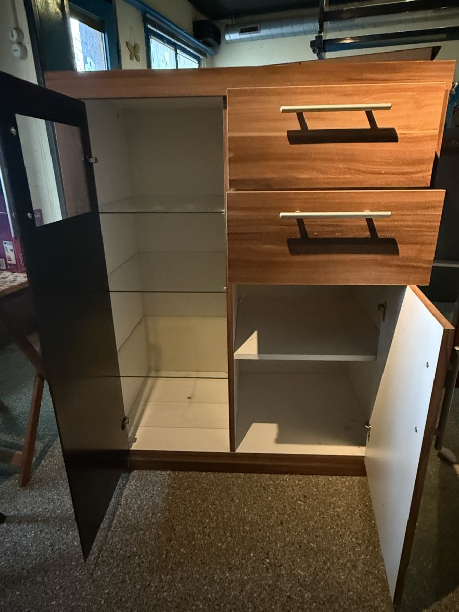 Cassettiere: Gut erhaltene Kommode/Sideboard mit Glastablaren – Usato da Graltshausen venduto da Steppinchen 1