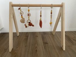 Spielbogen aus Holz mit Anhängern