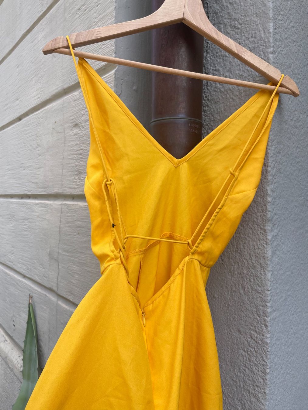 Asos Vestiti: Yellow long dress with open back – Usato da Zürich venduto da Chiara.la 1