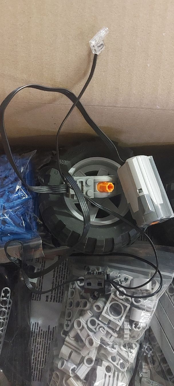 Lego Kit di costruzioni: Lego Technic 8297 Off-Roader zerlegt mit Licht + Motor – Usato da Birmensdorf ZH venduto da Yellowsport 2