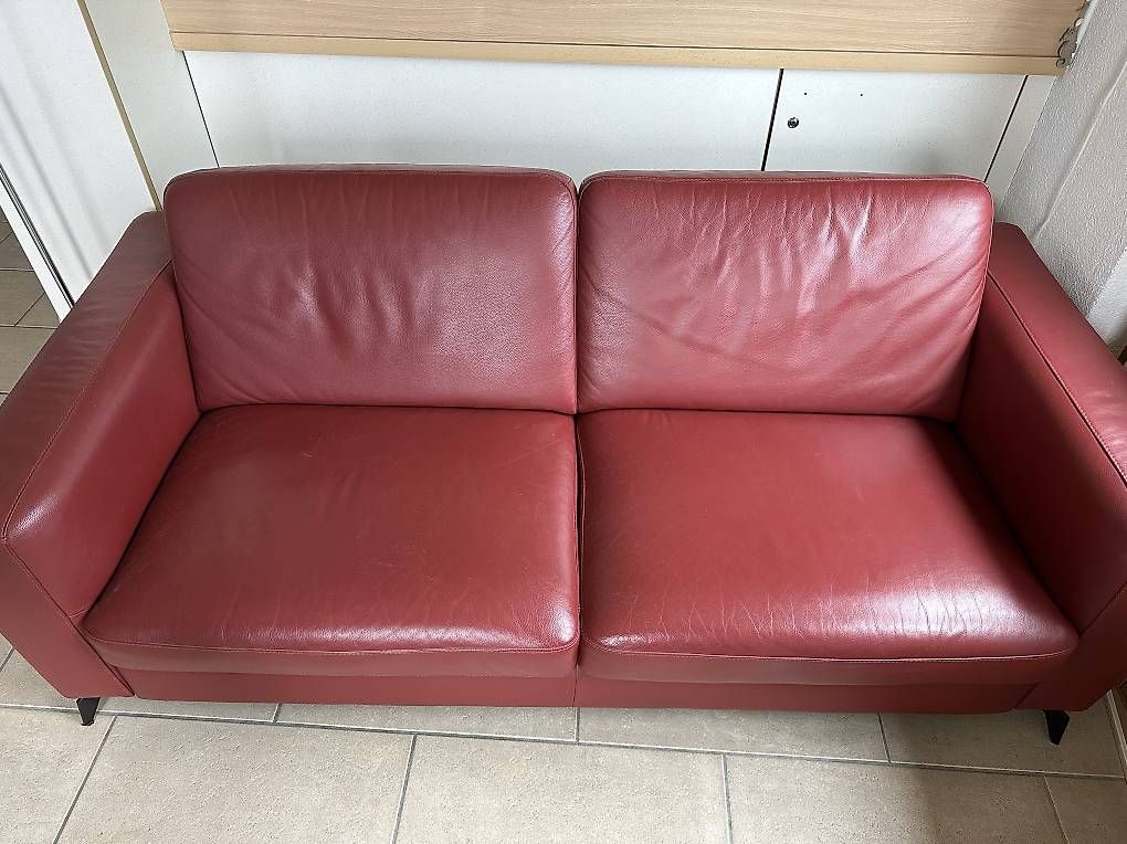 Divani: Ledersofa Bordeaux-rot – Usato da Fällanden venduto da Bquaki