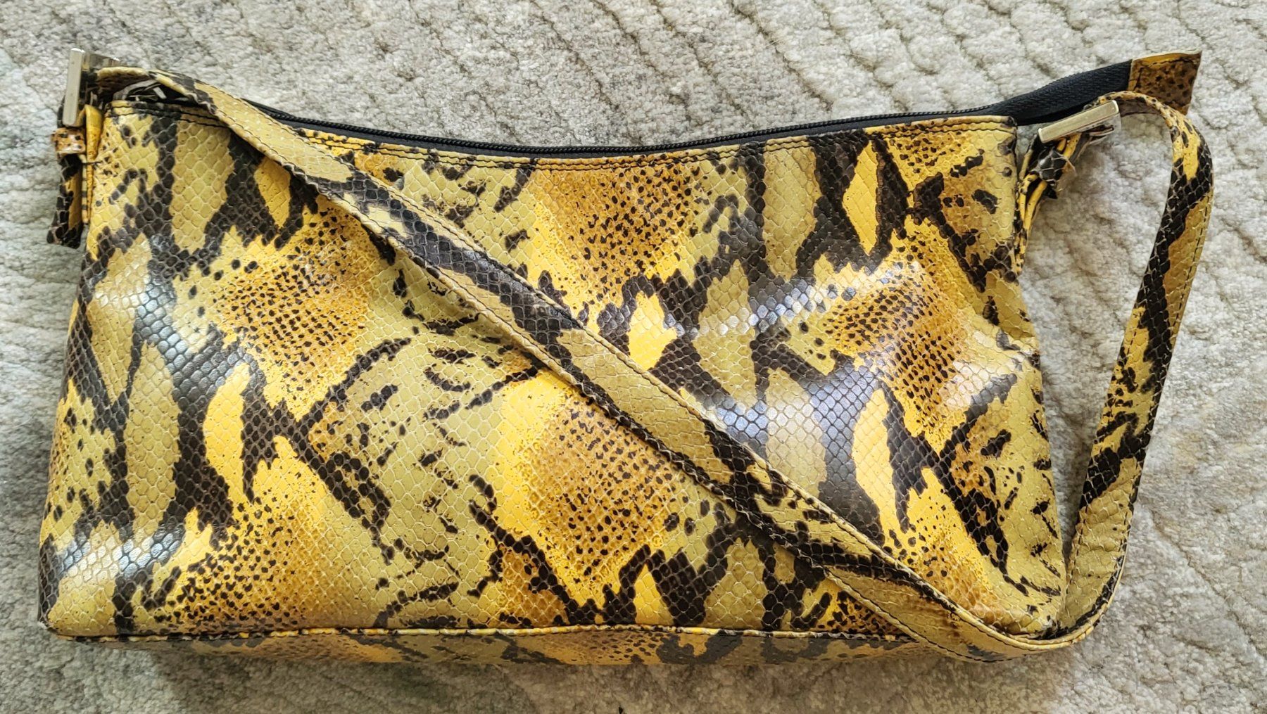 Altro in  Abbigliamento & Accessori: Pochette Nicoli en cuir de python véritable. – Nuovo (secondo la descrizione) da Neuchâtel venduto da wikit