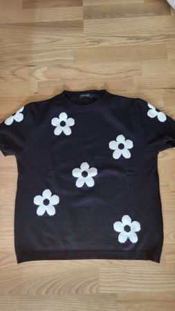 Cooles schwarzes Oberteil mit weissen Blumen Gr.M