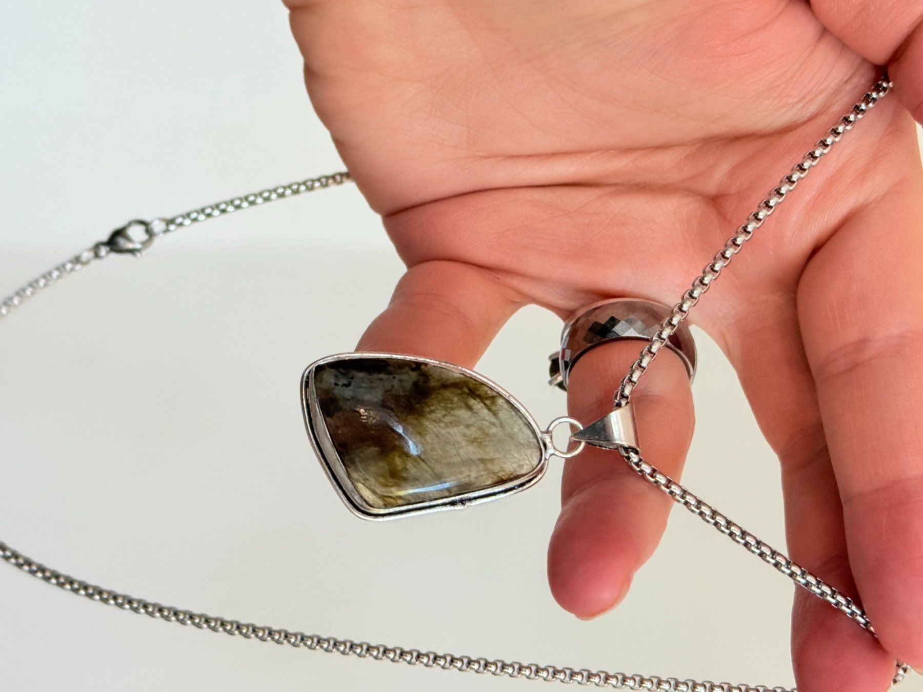 Colliers: Collier Labradorite - Élégance et Mystère 💎 – Neuf avec emballage d'origine à Genève par AWWA 2