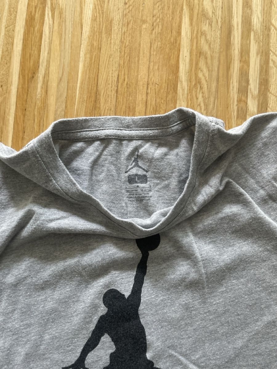 Jordan Hemden, T-Shirts & Polos: Jordan T-Shirt grau Logo  – Gebraucht aus Zürich von ros_jy6w 1