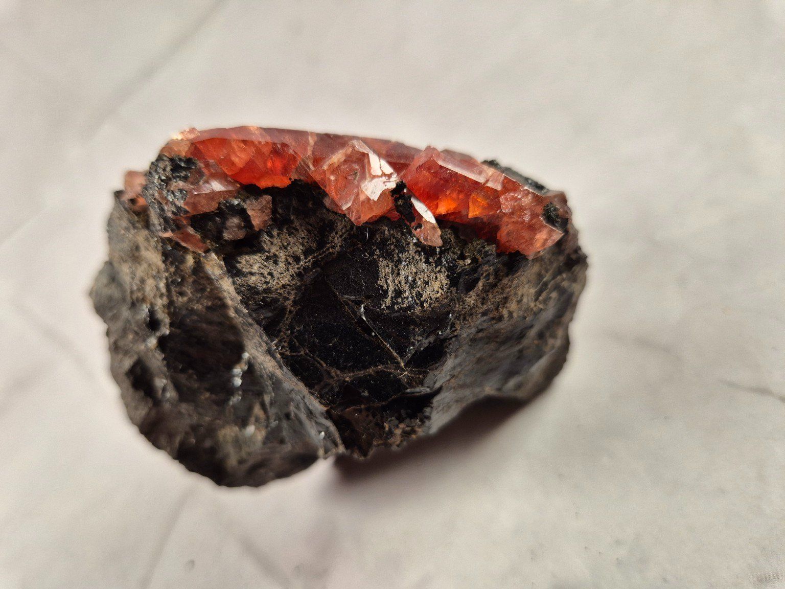 Minerali & Pietre curative: Vanadinite sur matrice sombre – Usato da Sugnens venduto da Madteus82 3