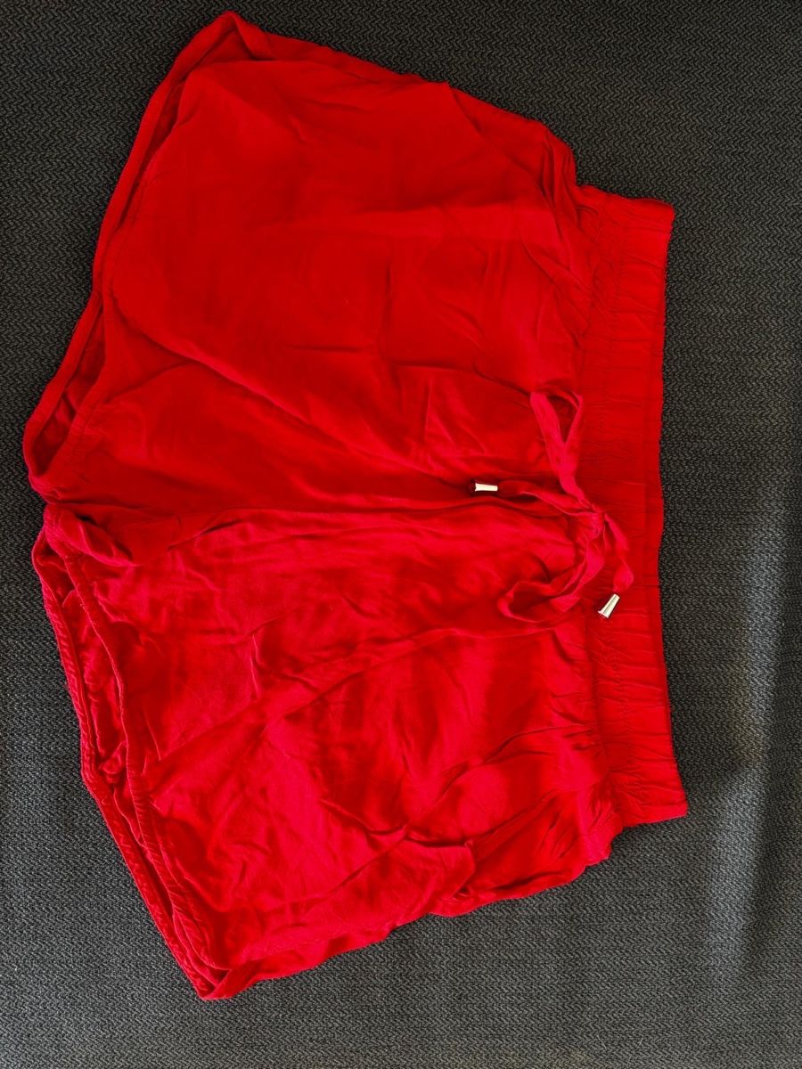 Pantaloni: Rote Sommer Shorts, Grösse M – Usato da Burgdorf venduto da Lou-123