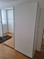 Kleiderschrank mit Schiebetüren