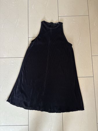 Kleid Mango schwarz plissiert ärmellos Grösse M