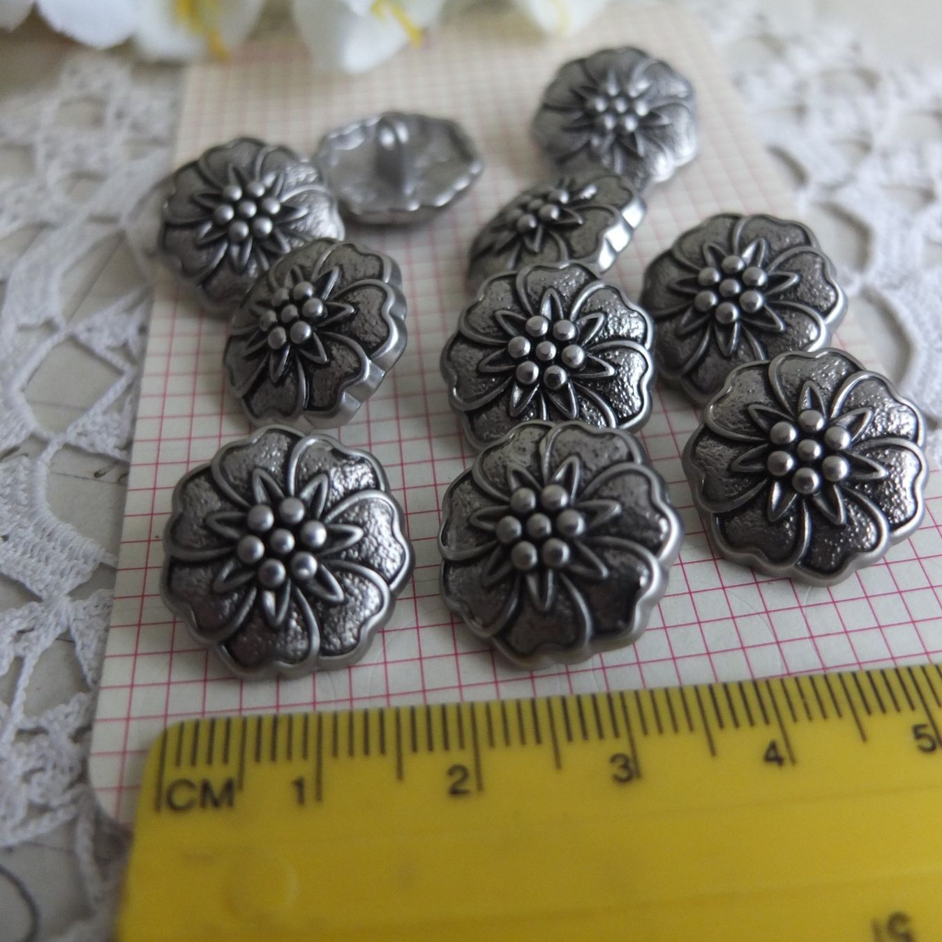 Bottoni: 10 Metall Knopfe bouton Look Silver Blumen fleurs – Nuovo (secondo la descrizione) da Meyrin venduto da laservette99 1