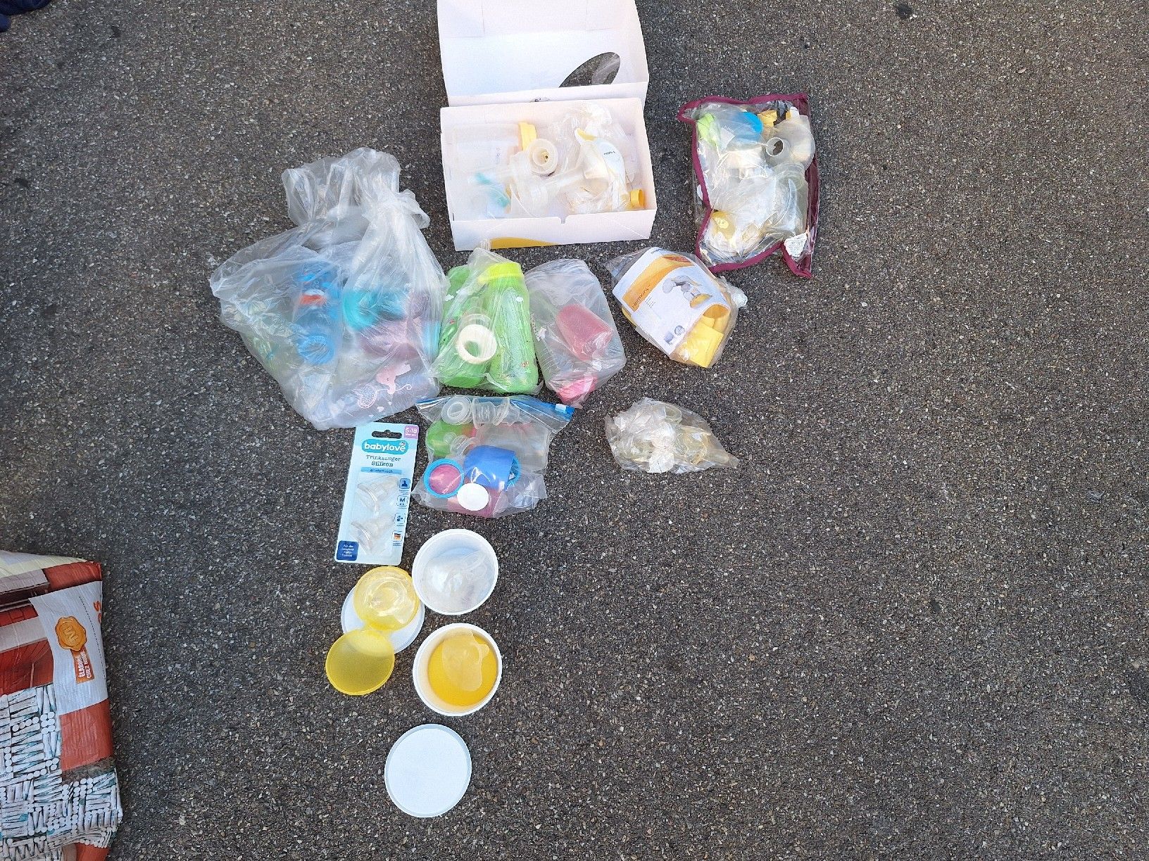 Medela Baby-Mahlzeiten: Stillpumpe inklusive viel Zubehör – Gebraucht aus Basel von Svidovic 5