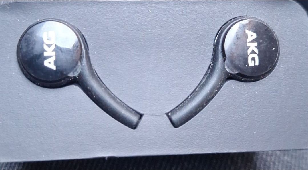 Akg Casques audio: AKG écouteurs noir  – Neuf (Voir description) à Tannay par v1n1p00h 2