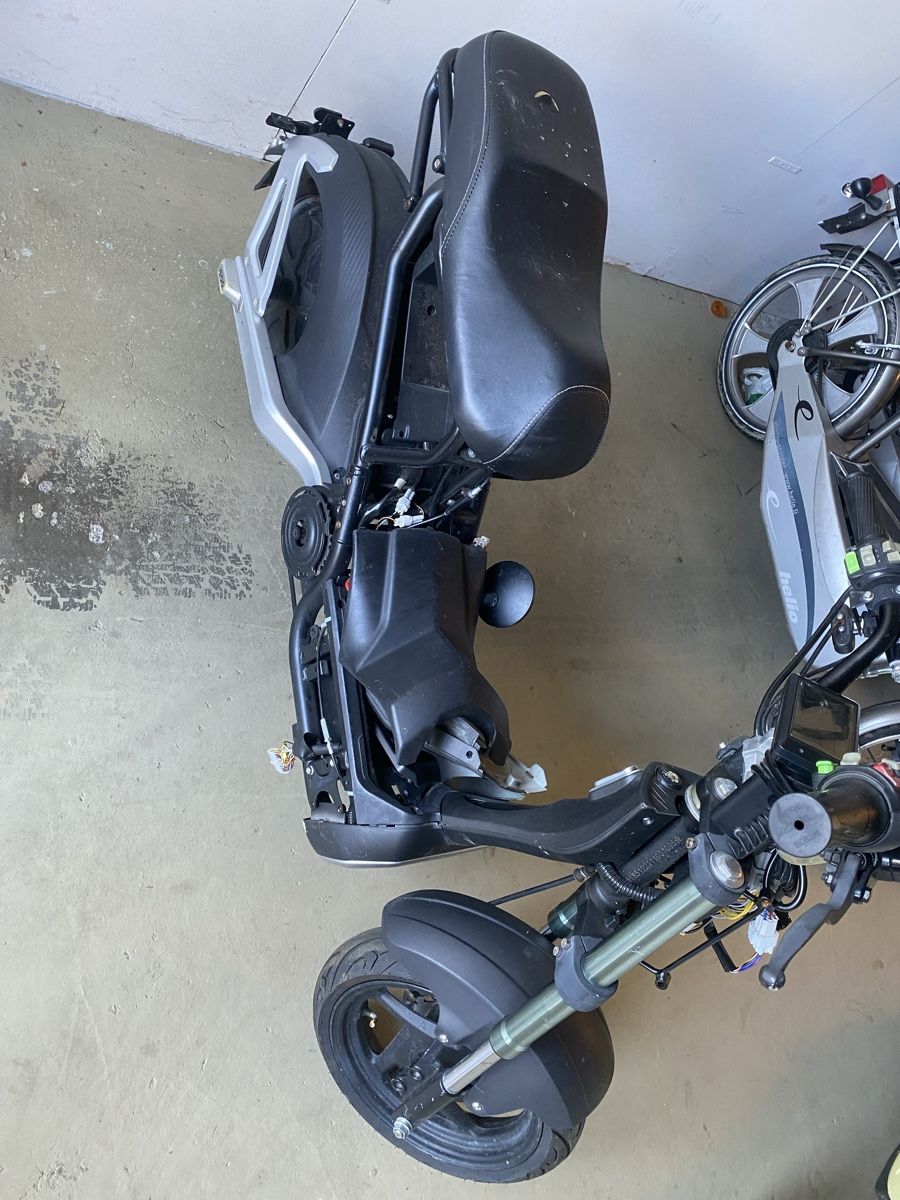 Elektromobile: 4 Stück e roller  – Defekt aus Grellingen von OCC_ASION01 1