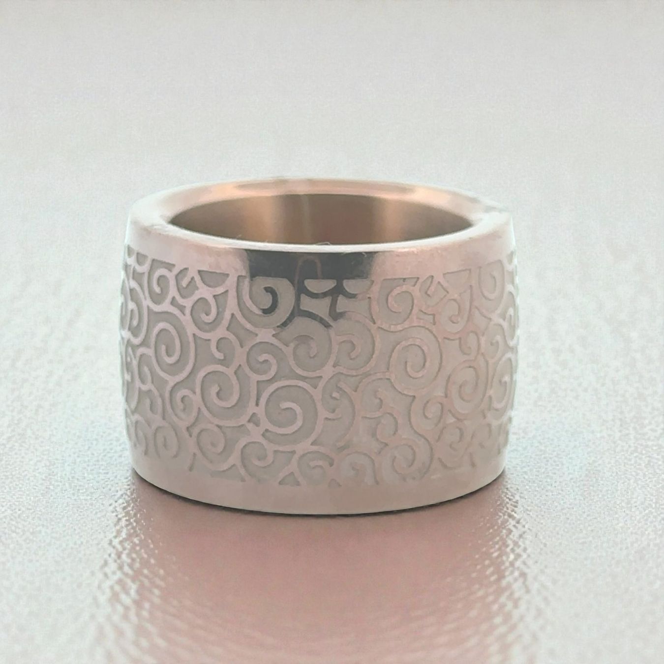 Olga Ribler Anelli: 18 mm breiter Ring Stahlring mit Muster, Grösse 54 – Nuovo (secondo la descrizione) da Luzern venduto da Schmuckoutlet 3