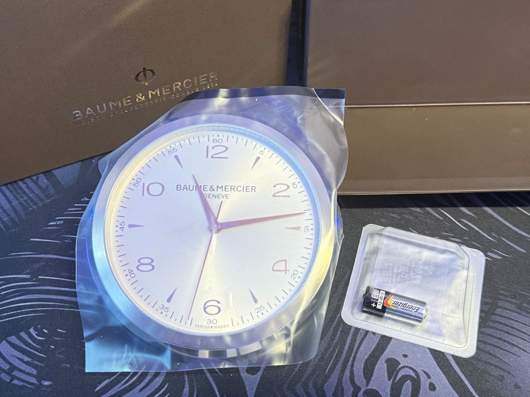 Baume & Mercier Orologi: Baume & Mercier Clifton Table Clock neuf – Nuovo e nell'imballaggio originale da Plan-les-Ouates venduto da de_lia 1