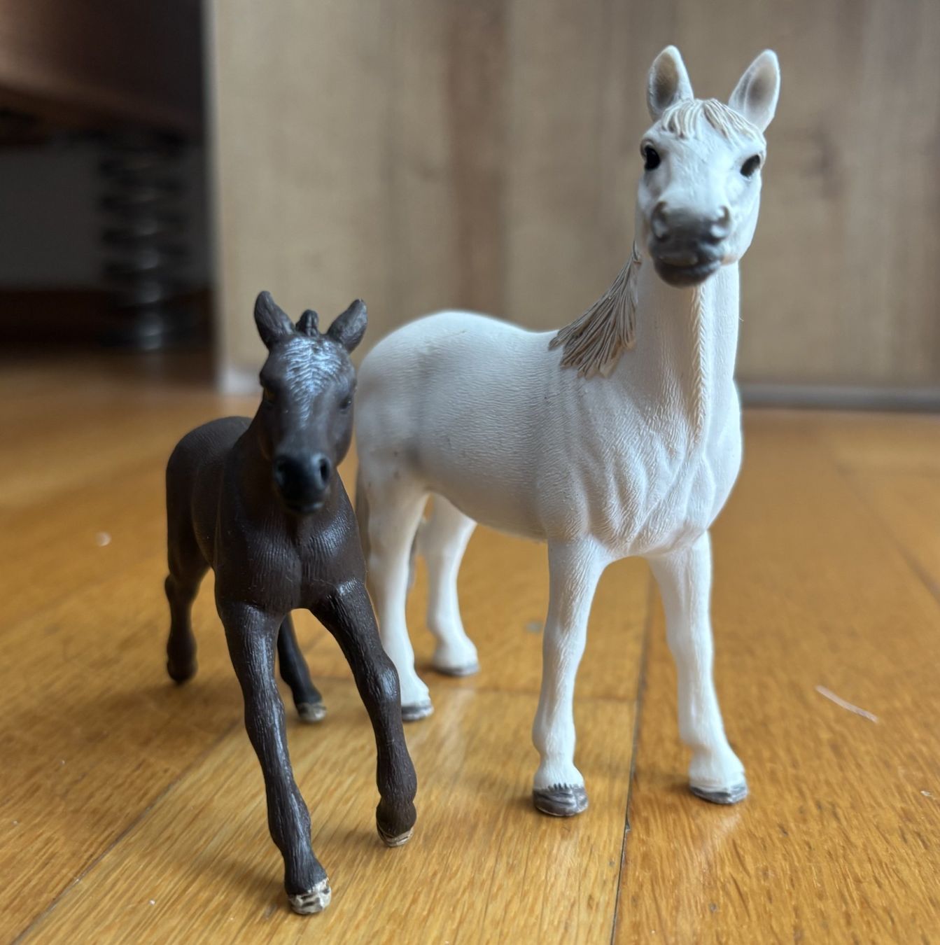 Schleich Giocattoli: Schleich Pferde 2 Stück weiss & schwarz – Usato da Biel-Benken BL venduto da Bergerr
