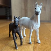 Schleich Pferde 2 Stück weiss & schwarz