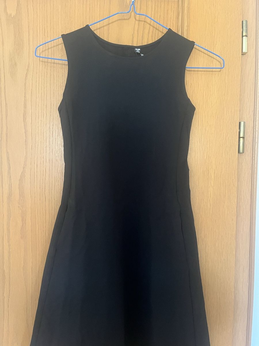 Uniqlo Kleider: schwarzes Kleid – Neu und originalverpackt aus Altstätten SG von misthuffa