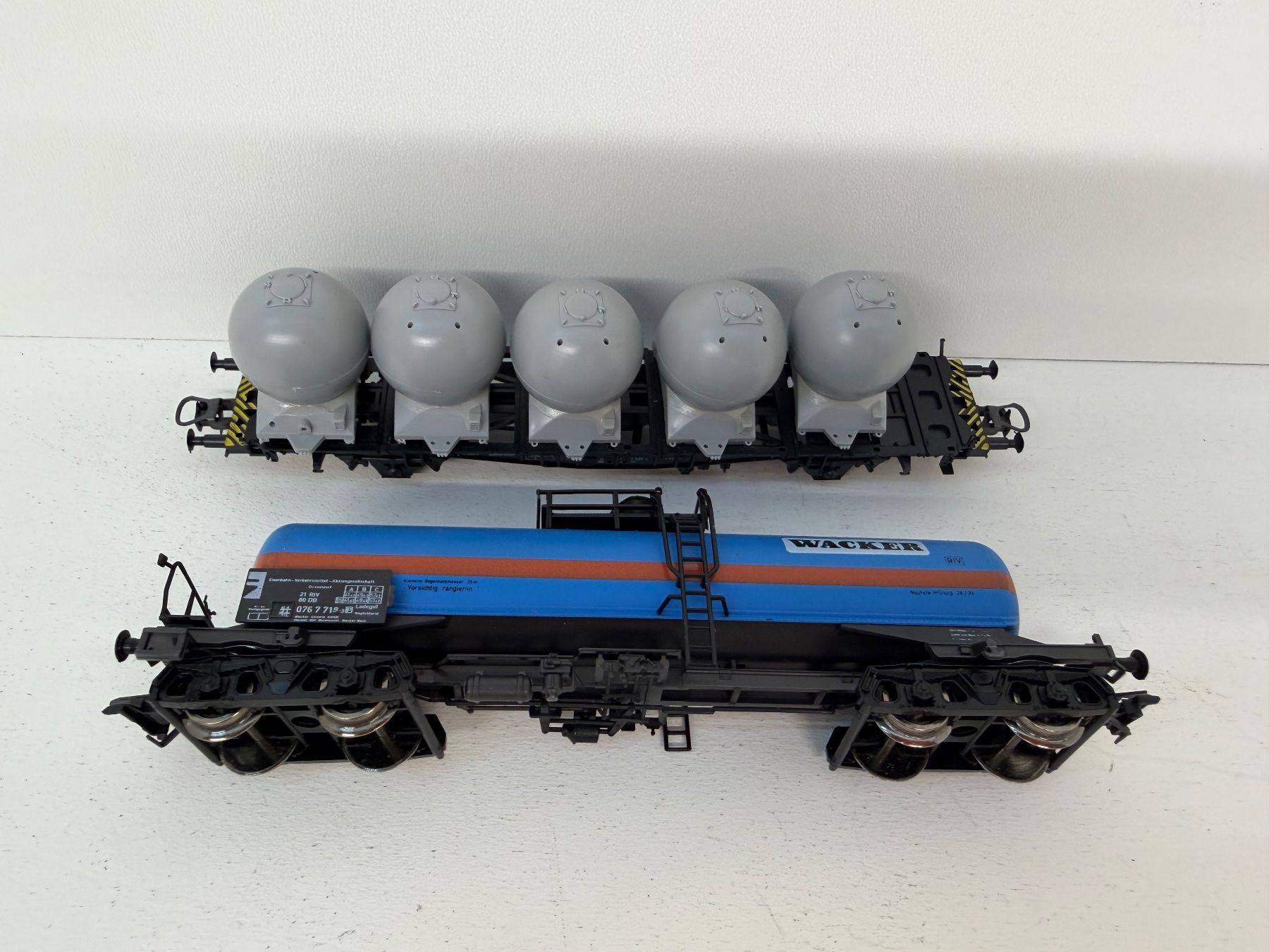 Roco Modellini di ferrovie: 2er Set Roco  4338 & 4354 GüterwagenSet DB – Usato da Büsserach venduto da ModellbahnDepot 2