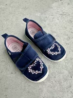 dunkelblaue Sneaker mit gesticktem Herz vorne in Größe 24