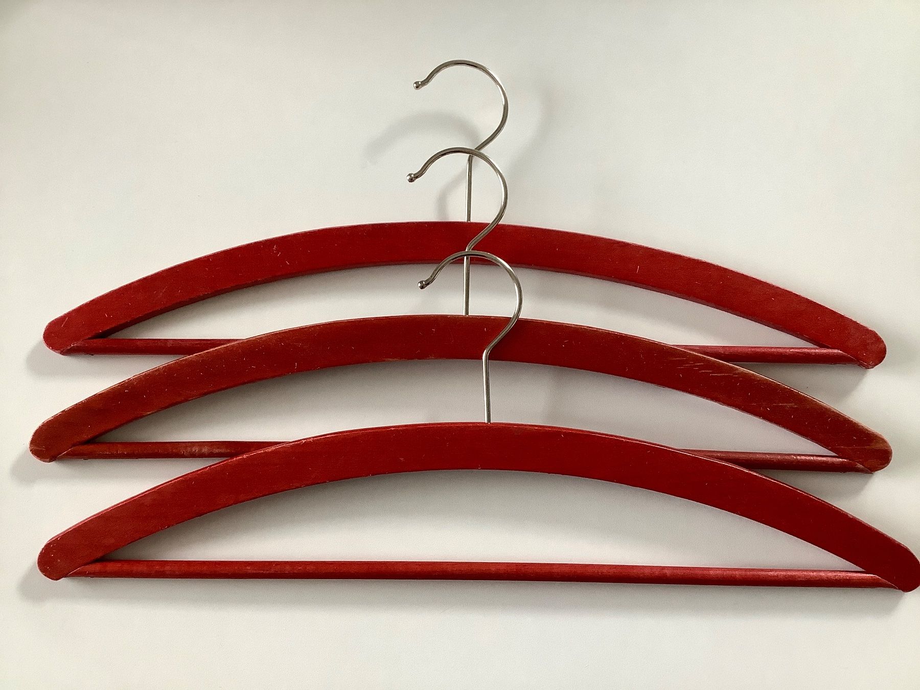 Kleiderbügel: 3 Holzkleiderbügel rot Vintage – Gebraucht aus Triesen von Boston5