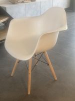 Vier weisse Stühle (Eames-Kopie)