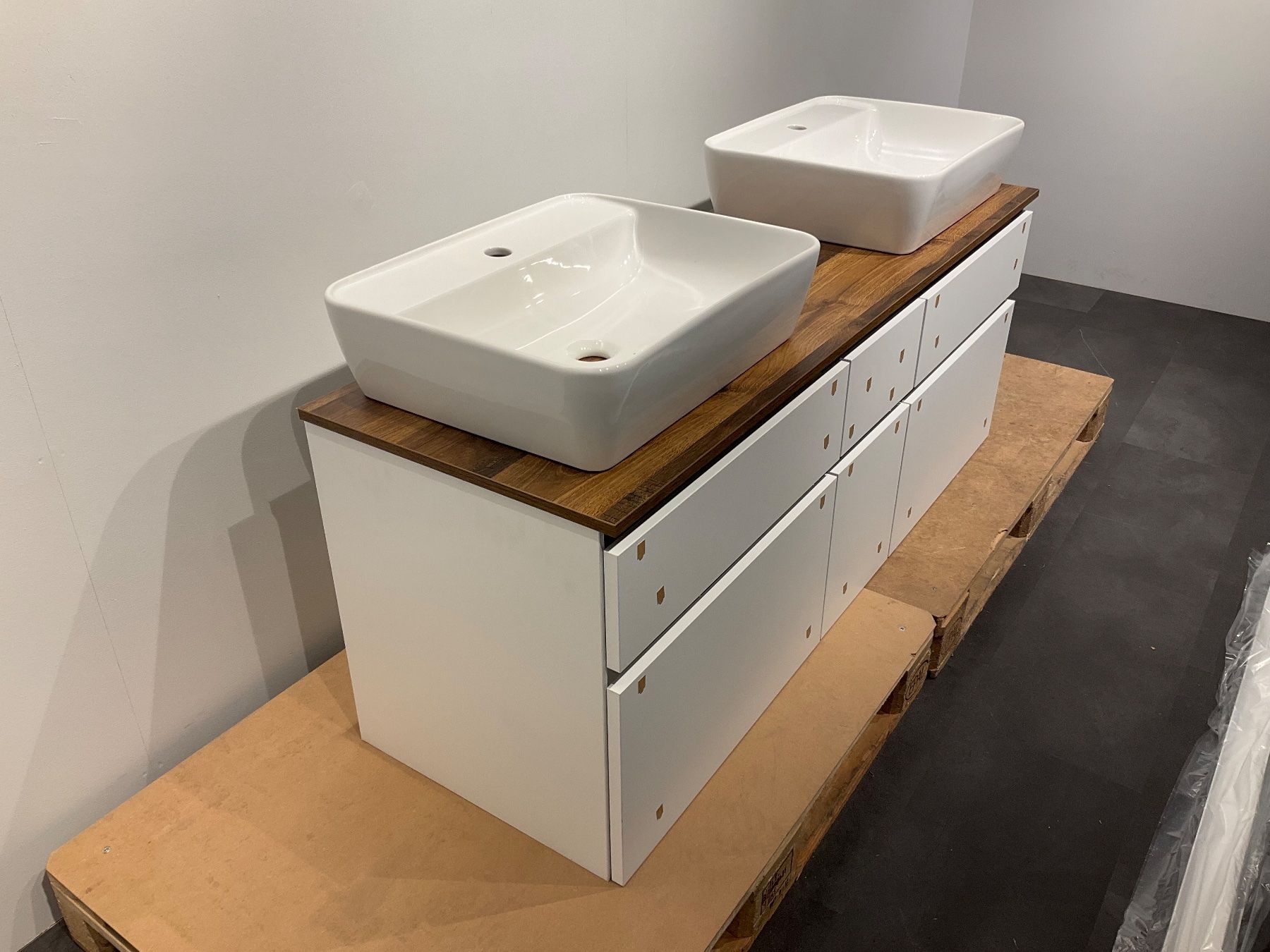 Mobili per bagno: 078 Badmöbel, weiss, Holzabdeckung, 151cm – Nuovo (secondo la descrizione) da Derendingen venduto da Meisterstuecke 1
