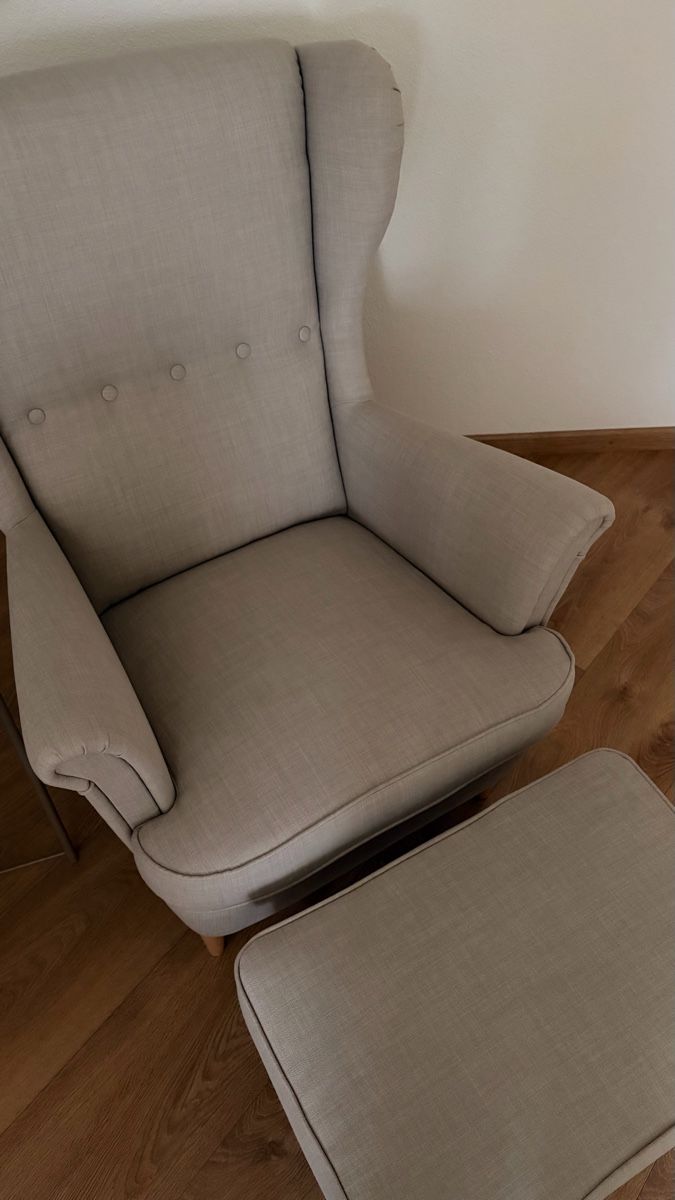 Ikea Poltrone: Ikea Ohrensessel inkl. Hocker, hellgrau – Usato da Sursee venduto da van.jan 1