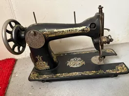 Antike Singer Nähmaschine schwarz gold dekorativ
