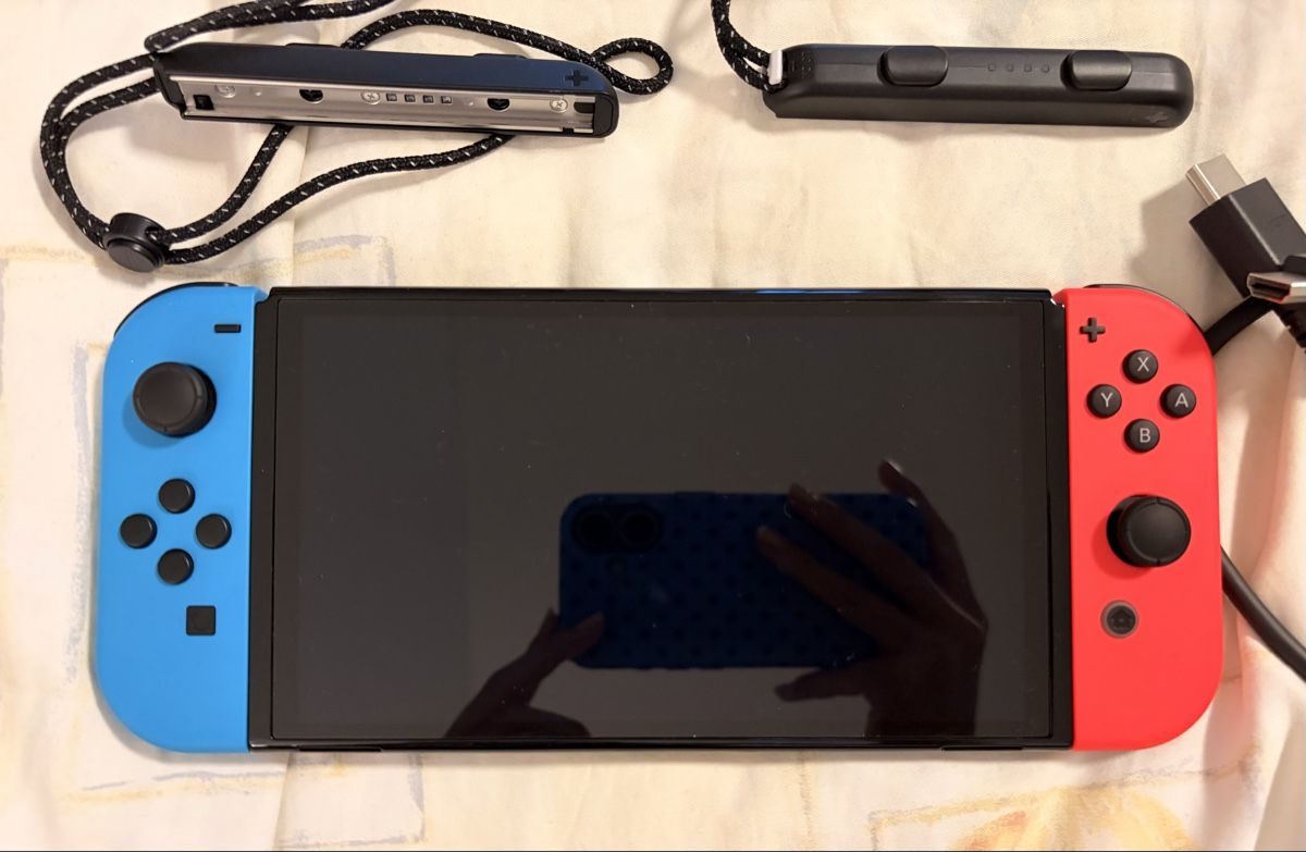 Nintendo Konsolen: Nintendo Switch OLED mit Schutzhülle – Gebraucht aus Roggwil TG von Cernix 3