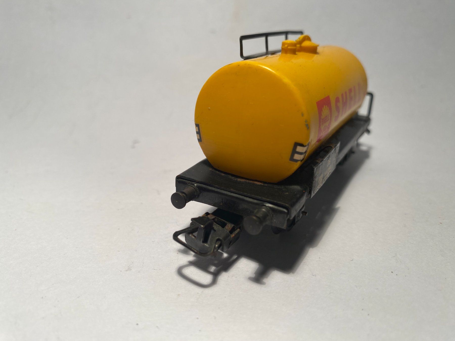 Märklin Modelleisenbahnen: Märklin Tankwagen SHELL gelb, AC Achsen – Gebraucht aus Buchrain von Modellbahn11 3