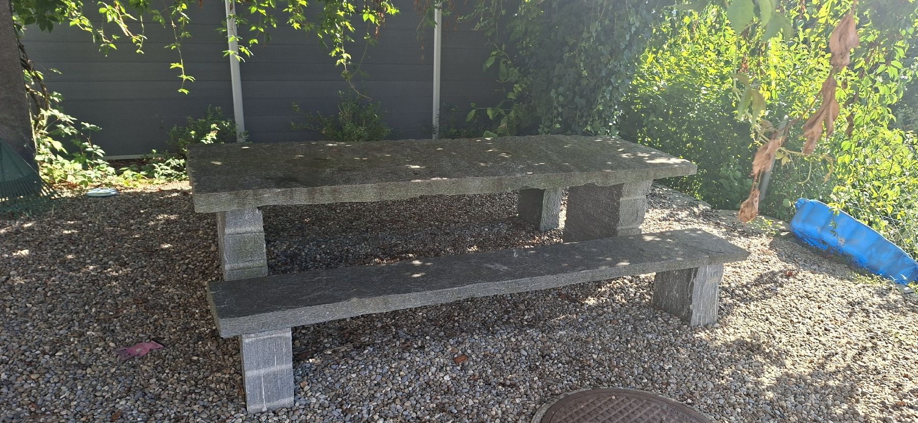 Set di tavolo e panche: massiver granittisch mit bänken – Usato da Oberbipp venduto da wolf8277 1