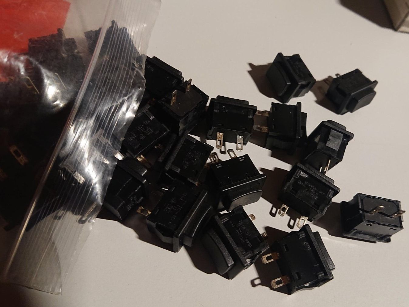 Schalter: 28 Stk Drucktaste Pushbutton Switch 2A schwarz - Obsolete – Gebraucht aus Grenchen von Zombiepolizist