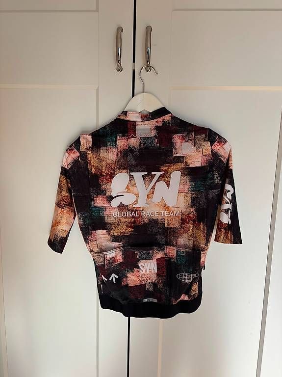 Leibchen & Hosen: SYN MEN'S PRO TEAM JERSEY EARTH - Grösse M – Neu und originalverpackt aus Chur von partychaerne 1