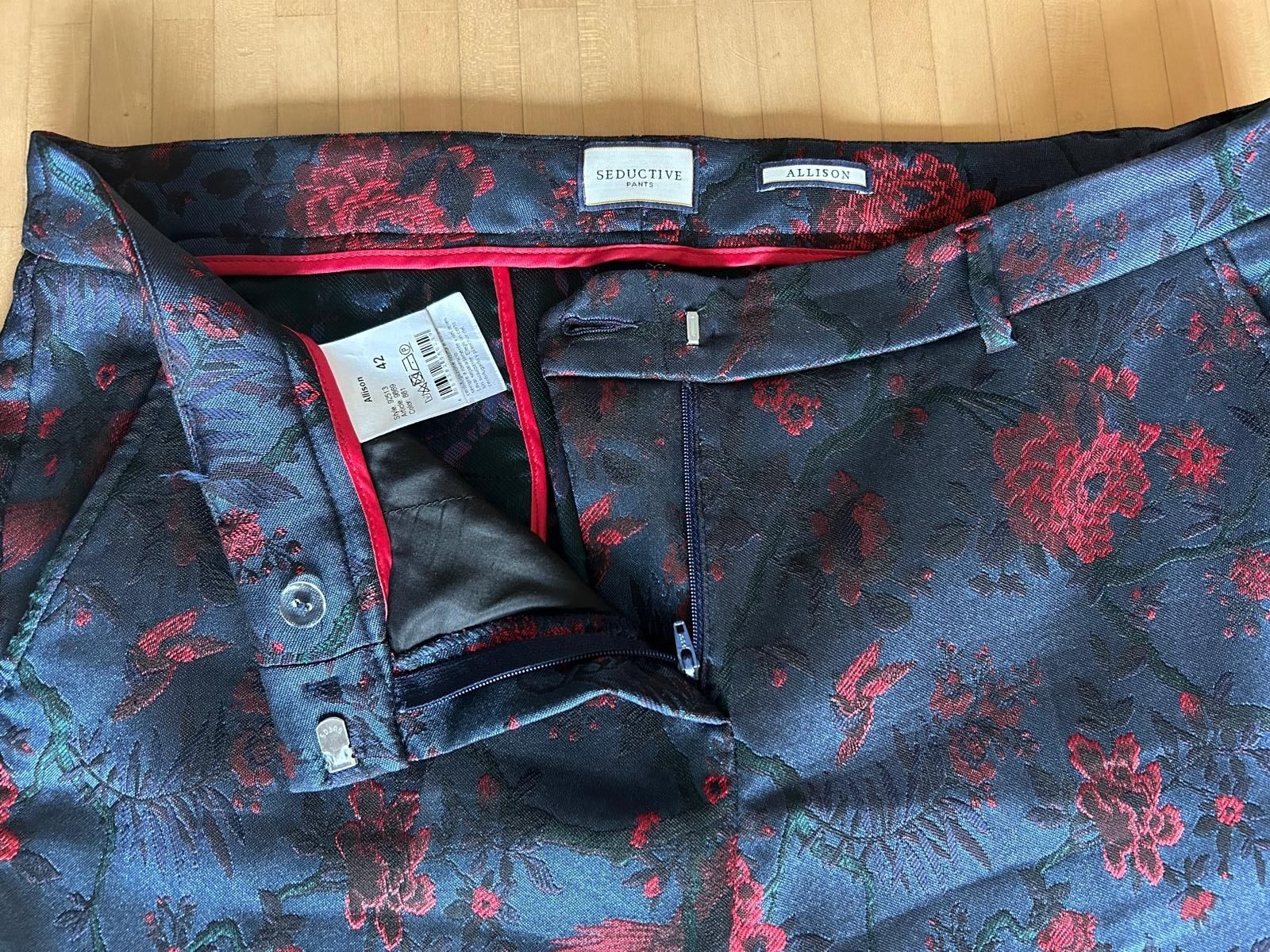 Pantaloni: Seductive Stoffhose Gr. 42 dunkelblau mit Rosen – Usato da Wädenswil venduto da coconut1289 3