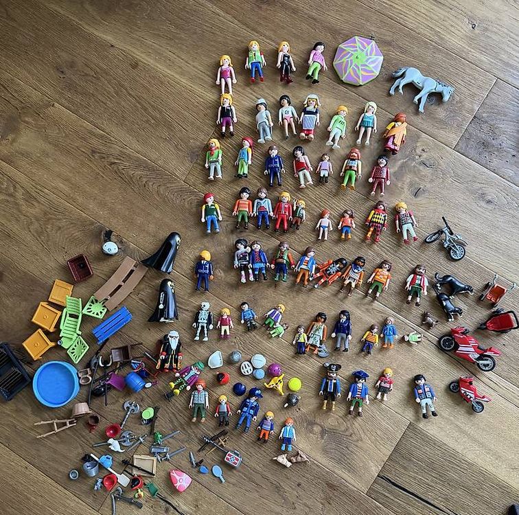 Playmobil Jouets: Lot de 60 figurines Playmobil avec accessoires – D'occasion à Nyon par Edelweiss_88