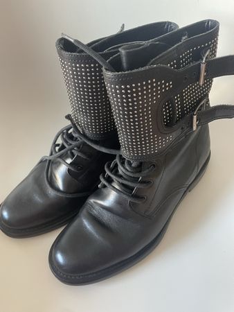 Saint Laurent Bottes cloutées en cuir pointure 40