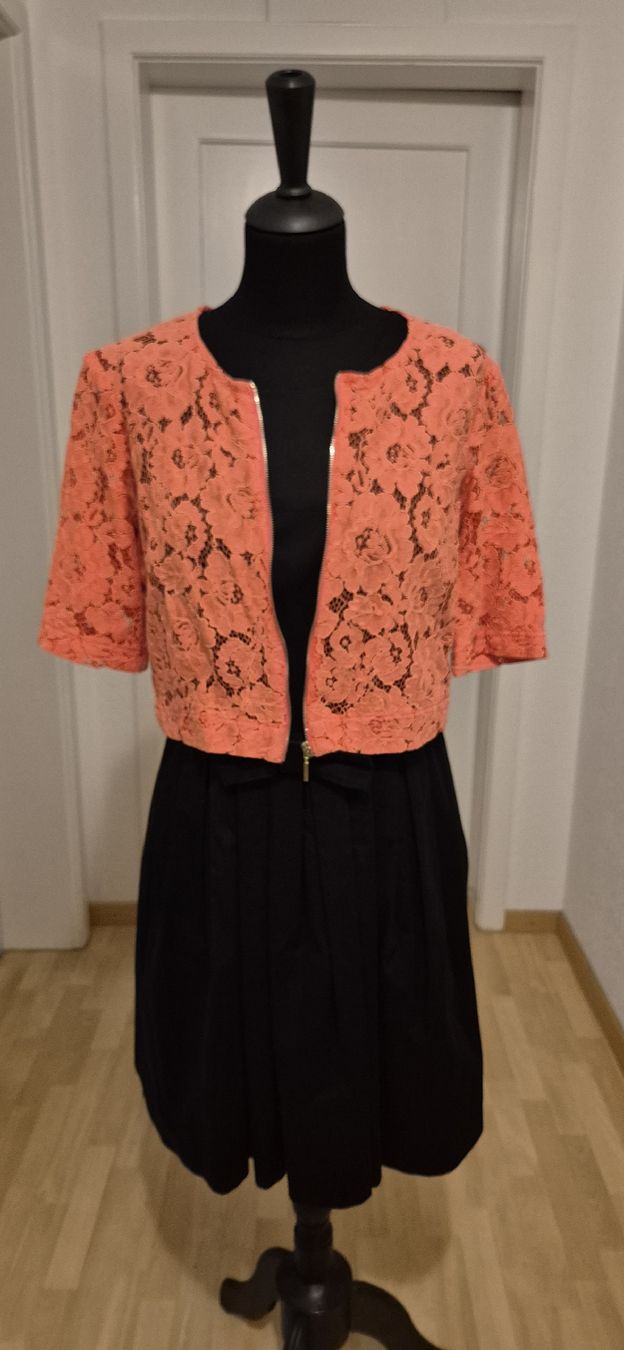 Marc Cain Vestiti: Schickes, schwarzes Kleid mit Schleife und Jäckchen – Usato da Schwyz venduto da Vesparider01 3