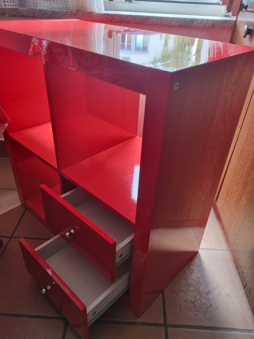 Ikea Regale: Ikea Regal rot Glanz mit Gebrauchsspuren – Gebraucht aus Wädenswil von Patriots 3