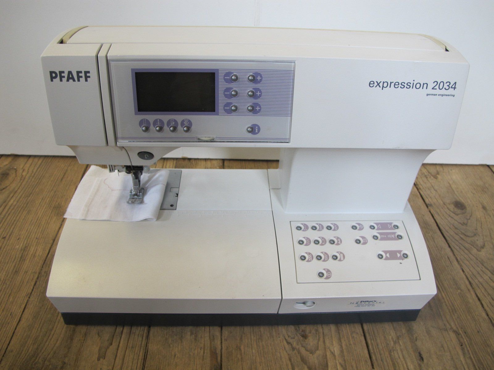 Pfaff Macchine da cucire: Nähmaschine Pfaff Expression 2034 – Usato da Glarus venduto da Toni-Glarus