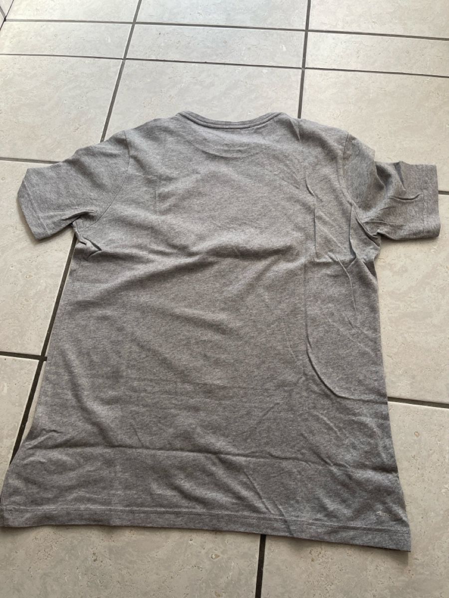 Adidas T-shirt: Schönes Adidas Shirt Gr 176 – Usato da Lostorf venduto da Luelostorf 1