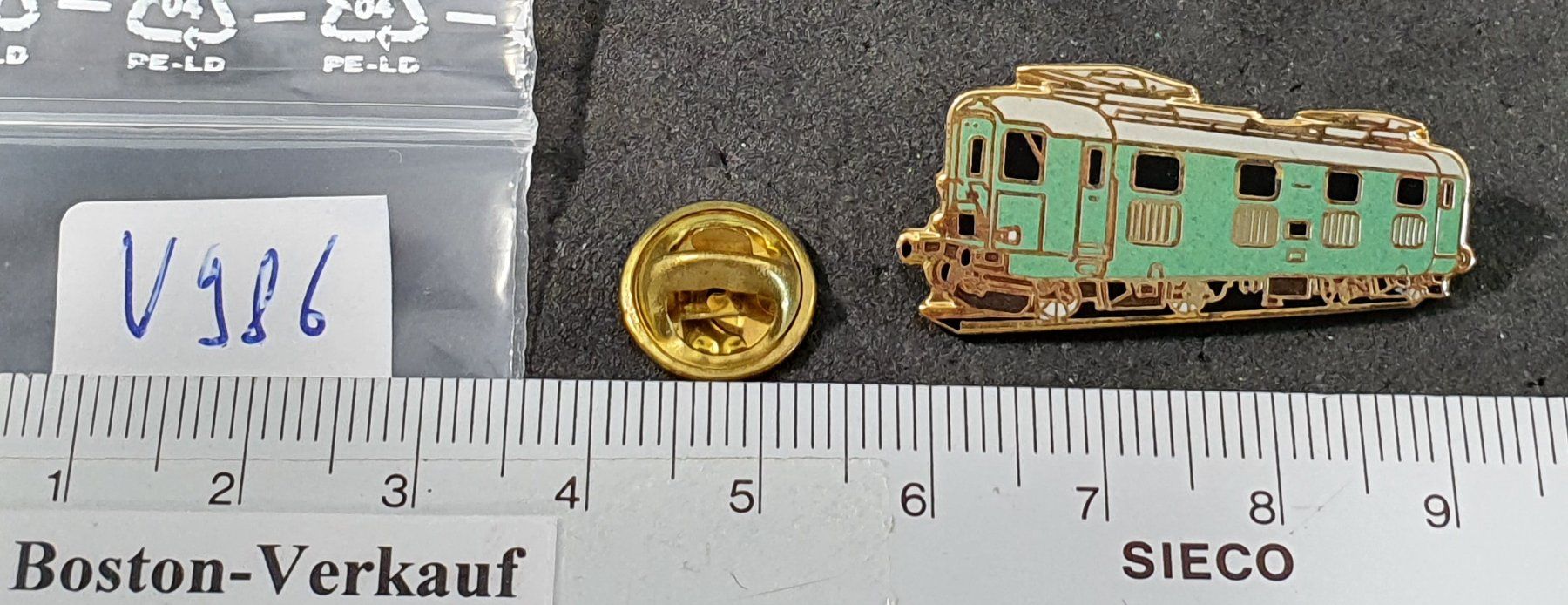 Plaketten & Abzeichen: V986 - Pin Lokomotive – Gebraucht aus Reinach BL von Boston-Verkauf 1