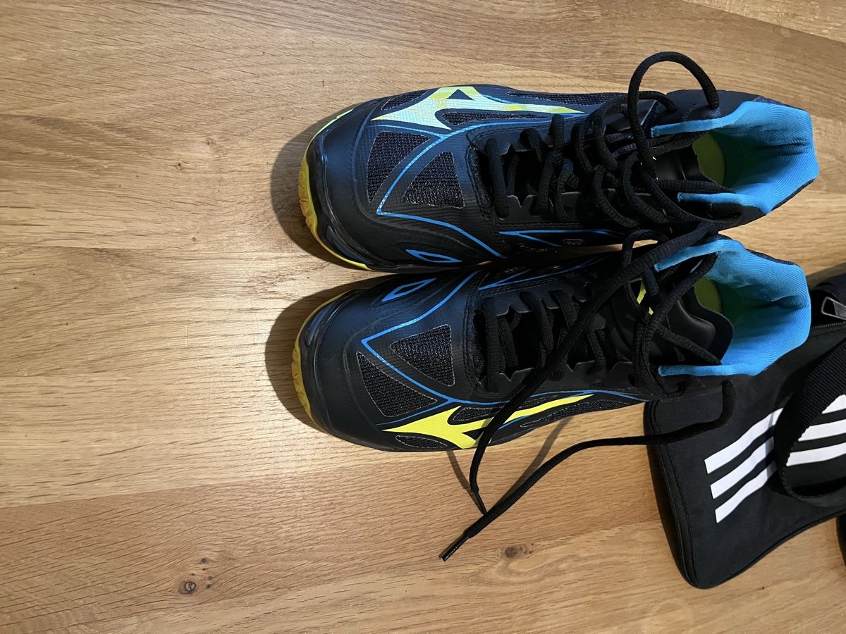 Mizuno Scarpe da uomo: Mizuno, Chaussures de indoor - taille: 42 – Nuovo (secondo la descrizione) da Lausanne venduto da aya_qnx8
