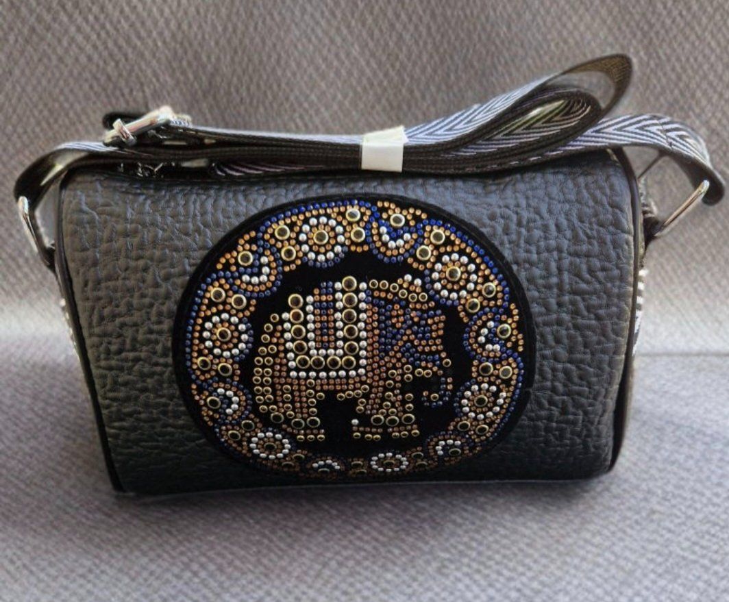 Borse da donna: Borsa decorata con strass nuova – Nuovo (secondo la descrizione) da Giubiasco venduto da Stefaniav 2